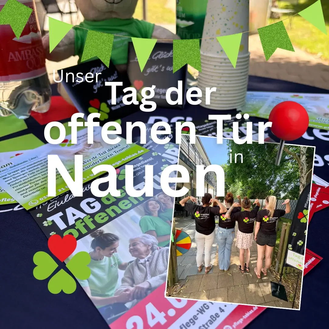 Flyer und Becher auf einem Tisch mit grünen Girlanden, Schriftzug „Unser Tag der offenen Tür in Nauen“ und Teamfoto.