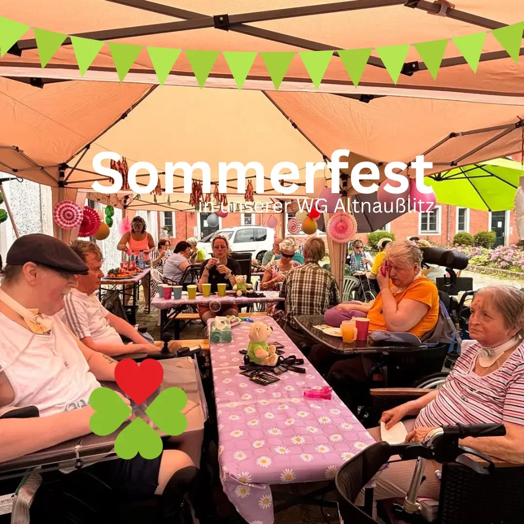 Bewohner und Betreuer sitzen unter Pavillons an Tischen mit Wimpelketten, Schriftzug „Sommerfest in unserer WG Altnaußlitz“.