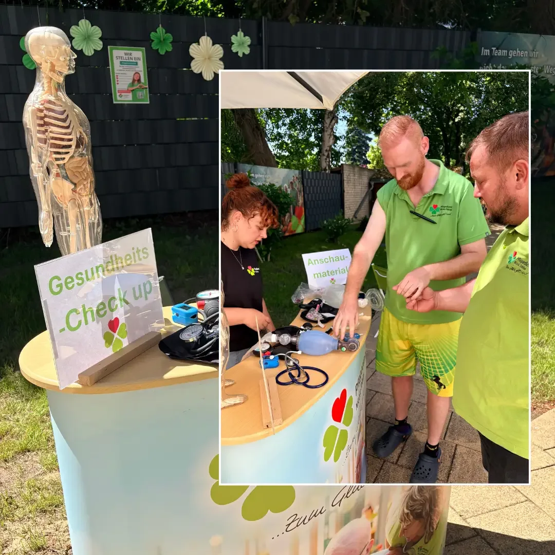 Infostand mit Anatomiemodell, Schild „Gesundheits-Check up“ und Mitarbeitende in grünen Poloshirts am Tisch.