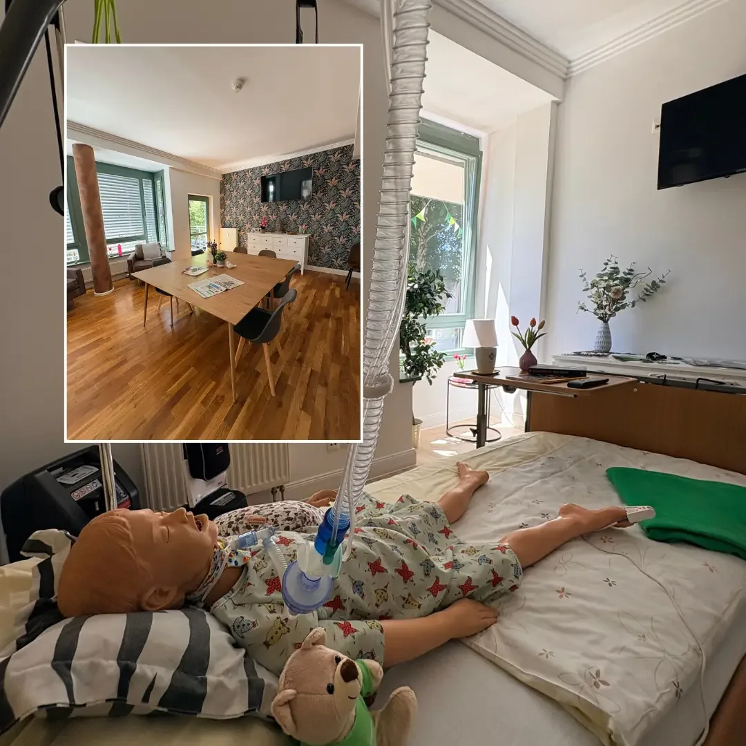 Pflegepuppe mit Beatmungsschlauch und Teddy auf einem Bett, eingeblendet ein Gemeinschaftsraum mit Tisch und Stühlen.