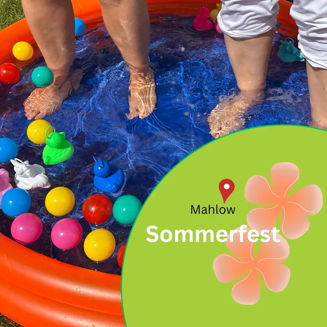 Füße von Kindern in einem orangefarbenen Planschbecken mit bunten Bällen und Gummitieren, Text „Mahlow Sommerfest“.