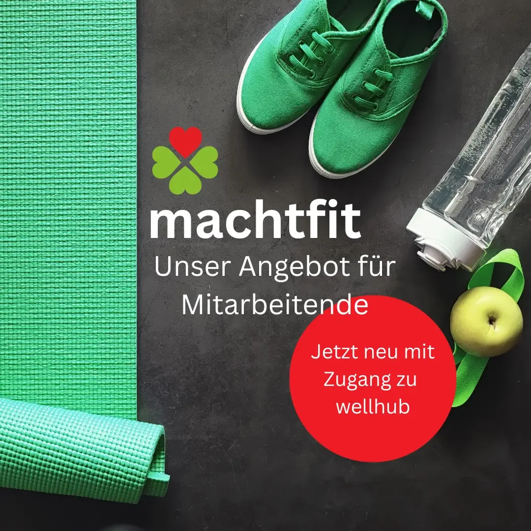 Grüne Yogamatte, grüne Sneaker, Wasserflasche und Apfel mit machtfit-Logo, Text „Unser Angebot für Mitarbeitende“ und „Jetzt neu mit Zugang zu wellhub“.