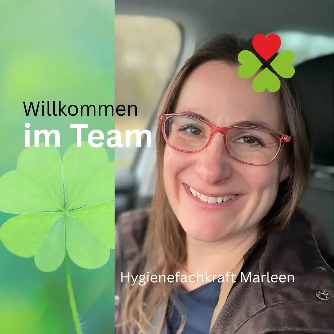 Lächelnde Frau mit Brille im Auto, links Kleeblatt mit Text „Willkommen im Team“, unten „Hygienefachkraft Marleen“.