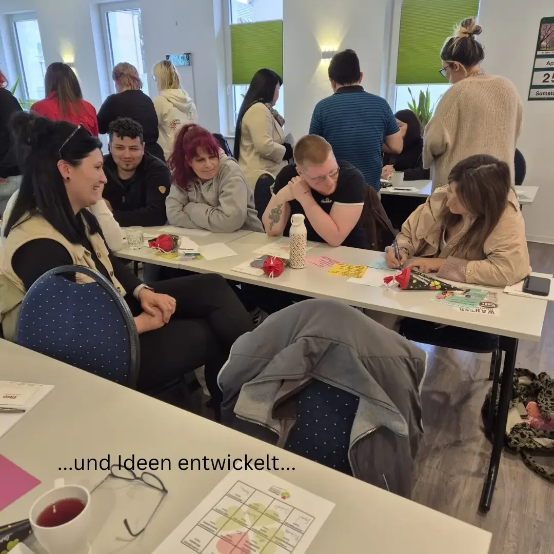 Neue Mitarbeitende arbeiten in Gruppen an Tischen, Einblendung „…und Ideen entwickelt …“